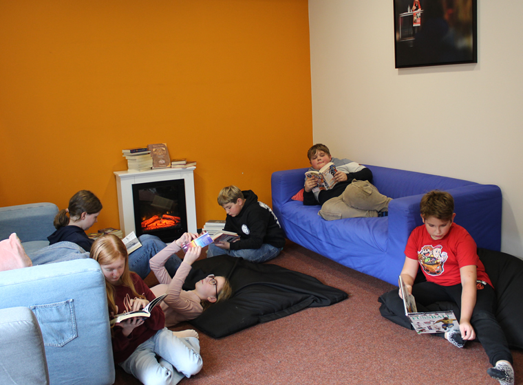 Ein gemütlicher Rückzugsort – das neue »Kaminzimmer« in der Mediathek